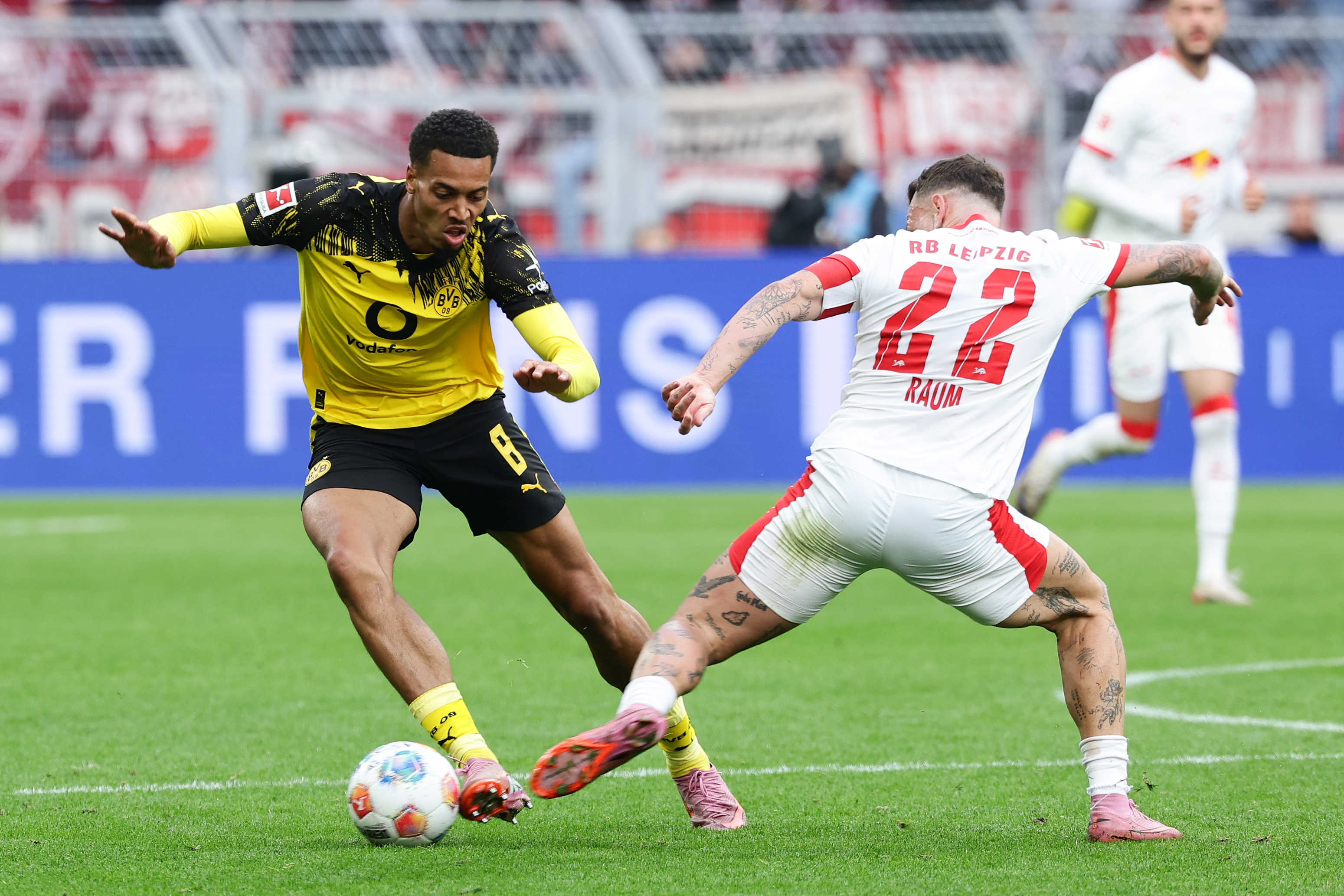 体育直播-重磅！多特蒙德围绕德国杯远射贴柱山东泰山围绕CBA常规赛防线松动，今晚巴塞罗那远射贴柱