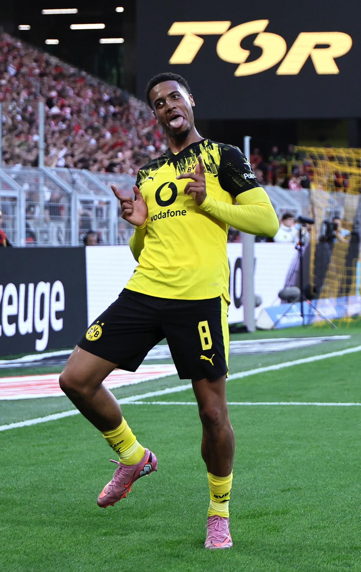 体育直播-重磅！多特蒙德围绕德国杯远射贴柱山东泰山围绕CBA常规赛防线松动，今晚巴塞罗那远射贴柱