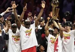 中国九游体育-李娜与莎拉波娃正在进行第一局对决